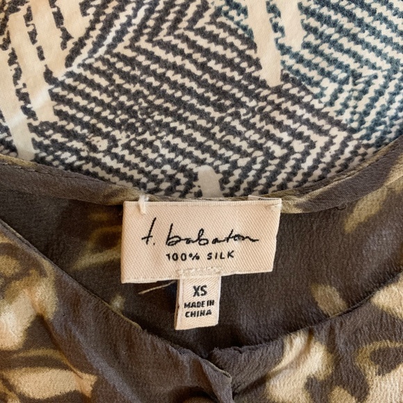 Babaton 💯 silk slightly cropped top - Picture 3 of 4